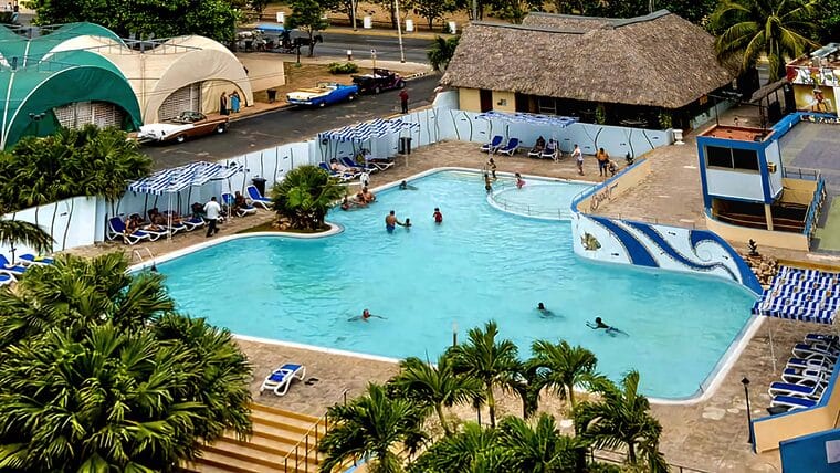 Cubanos critican oferta “económica” de hotel en Varadero, con piscina rota y solo desayuno