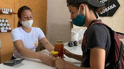 Venden talco para pies en una “Casa de la Miel” cubana