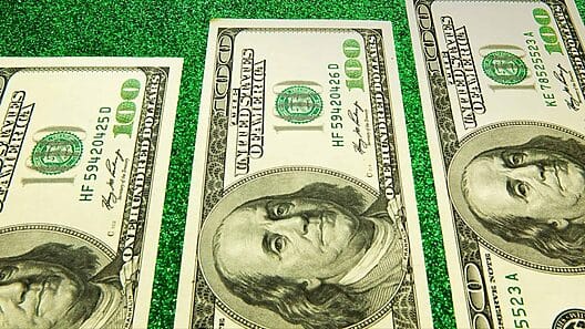 Varios residentes en Estados Unidos recibirán aumentos en sus salarios mínimos en 2023