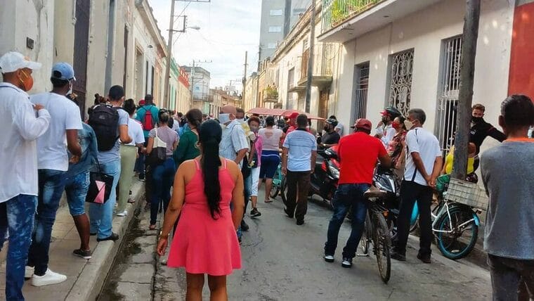 Entre el “parole” y la “ley de nietos” colapsan las oficinas del registro civil en Cuba
