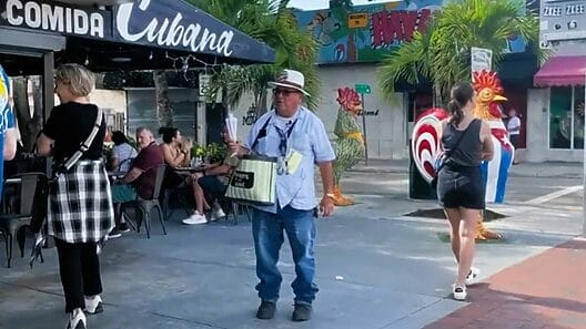 Conoce la historia de Francisco, el manisero cubano de la Calle 8 en Miami