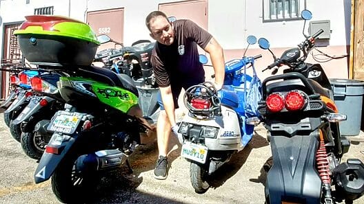Lo nunca visto: Migrantes cubanos llenan Miami de “motorinas”