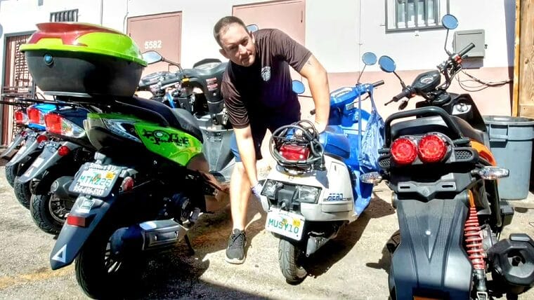 Lo nunca visto: Migrantes cubanos llenan Miami de “motorinas”