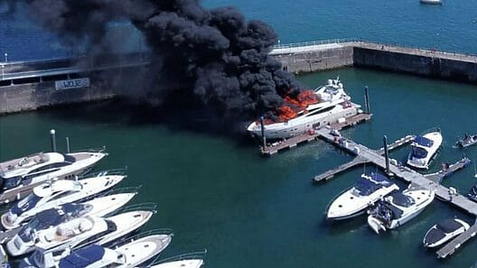 Incendio en puerto deportivo de Miami consume por completo un yate