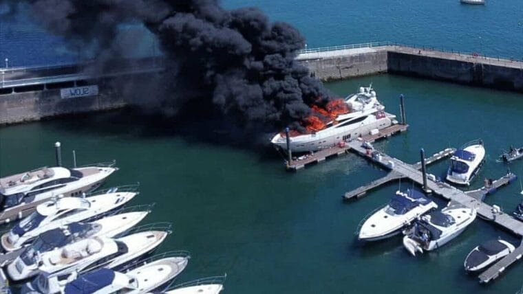 Incendio en puerto deportivo de Miami consume por completo un yate