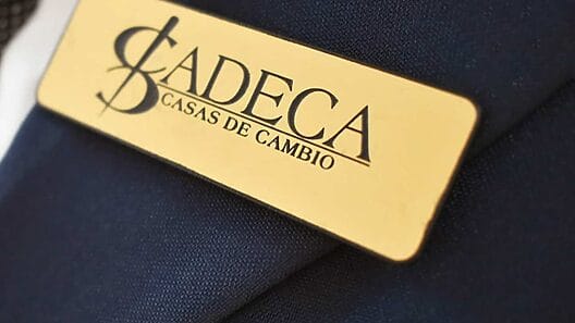 Oferta de empleo en CADECA: salario de 6900 pesos y celular corporativo con Internet