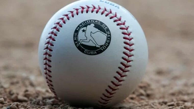 Sin uniformes y estadios alumbrados para inicio de la 62 Serie Nacional de Béisbol en Cuba