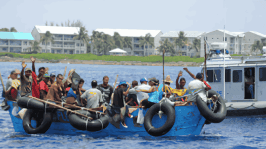 Migrantes irregulares cubanos permanecen hacinados en Islas Caimán