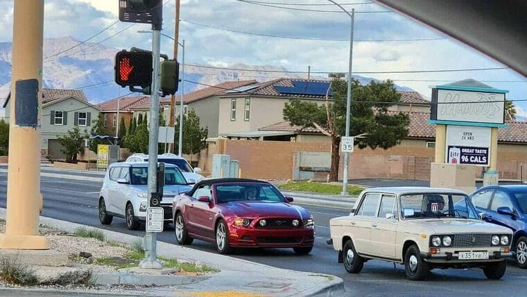 Viral: Cubano conduce un lada soviético en Las Vegas