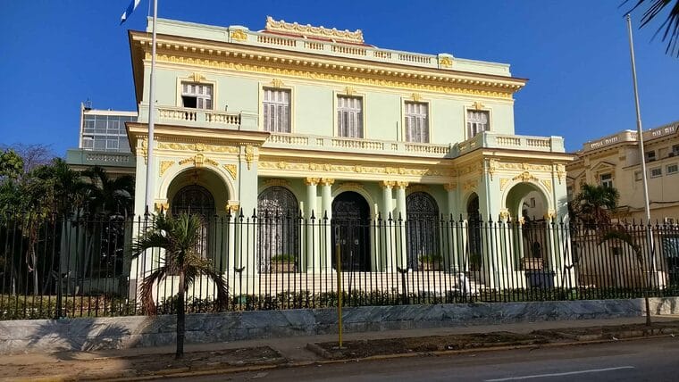 Desmienten noticias falsas sobre cierre de oficina de legalización de documentos en Cuba