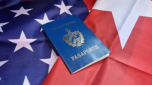 Consulados cubanos ya entregan nuevos pasaportes con 10 años de duración y sin prórrogas