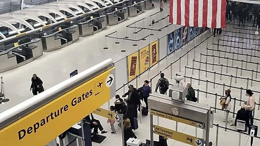 Los inmigrantes que piensan salir sin tener la residencia de Estados Unidos deben estar autorizados