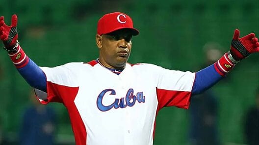 Expelotero cubano Víctor Mesa sale abucheado de estadio de Miami