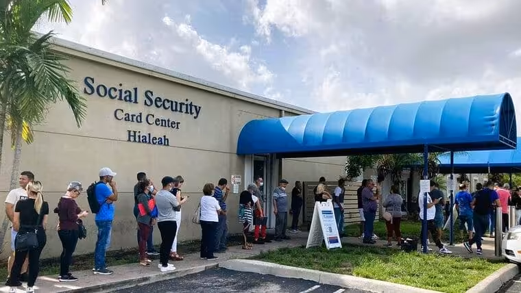 Cubanos en Hialeah: crisis migratoria los lleva a dormir en autos o vivir en la calle
