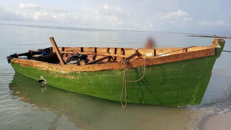 Balseros cubanos tocan tierra en playa de la Florida este martes