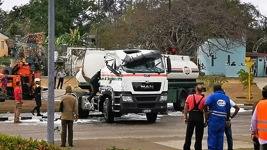 Informan sobre suceso con camión de combustible que se volcó en La Habana (+ fotos)