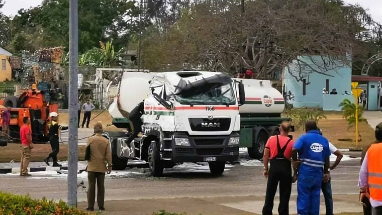 Informan sobre suceso con camión de combustible que se volcó en La Habana (+ fotos)