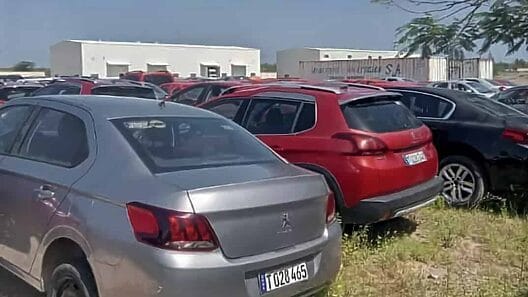 Cientos de carros en Cuba “echándose a perder” en la maleza