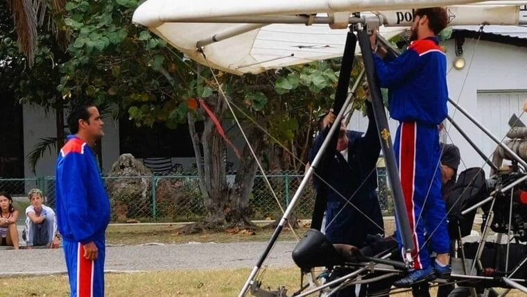 Identifican a los dos pilotos cubanos que llegaron a EE.UU en “ala delta motorizada”