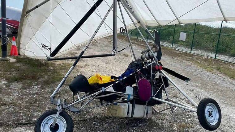 ¡Increíble! Dos cubanos llegan a Cayo Hueso en un ala delta motorizada
