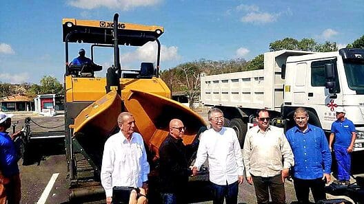 Donación de China ayudará a pavimentar carreteras y aeropuertos cubanos