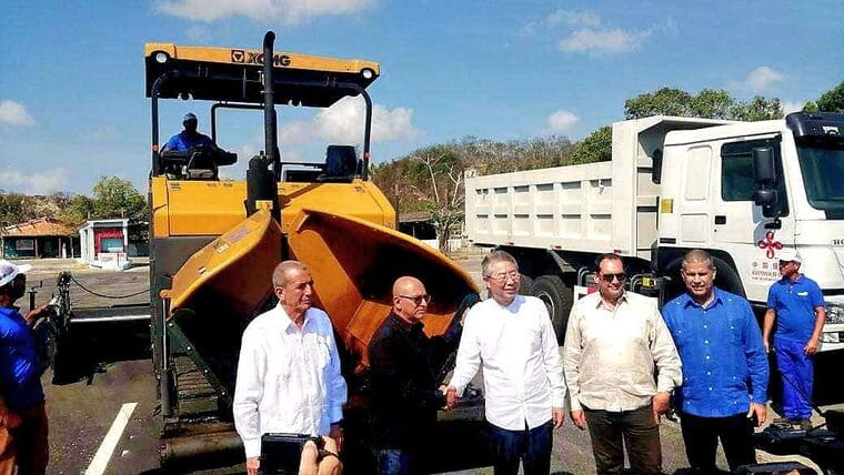 Donación de China ayudará a pavimentar carreteras y aeropuertos cubanos
