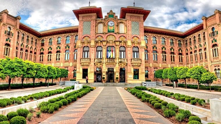¿Quieres estudiar en España? Revisa estas becas de las universidades de Córdoba y Málaga