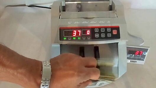 Aumentan las máquinas contadoras de dinero en Cuba por inflación de precios