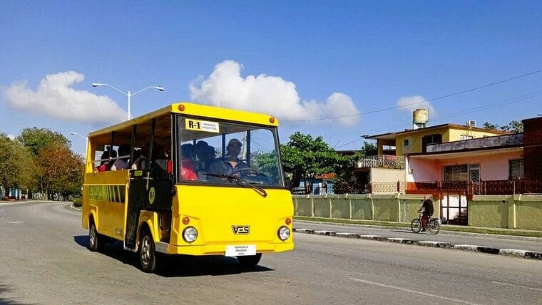 Ya rueda microbús eléctrico “de prueba” para apoyar crisis del transporte en Cuba
