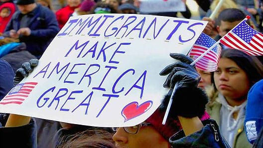 Asesores de Biden le recomiendan incentivar inmigración ante escasez de mano de obra