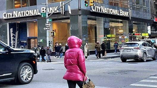 Los clientes están moviendo su dinero hacia bancos más seguros en Estados Unidos
