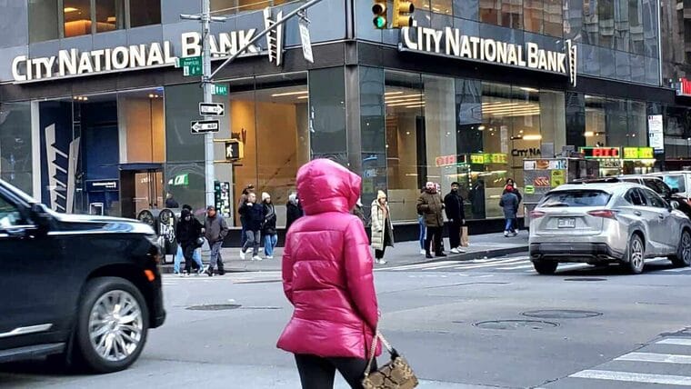 Los clientes están moviendo su dinero hacia bancos más seguros en Estados Unidos