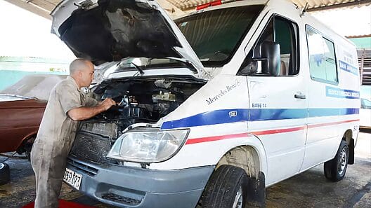 Salud en Cuba tiene que acudir a mipymes para reparar ambulancias: piden “concesiones” con los precios
