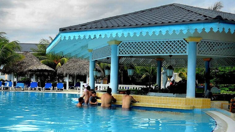 ¿Hoteles cubanos ignoran tasa de cambio oficial?: Precios desbocados para el turismo nacional