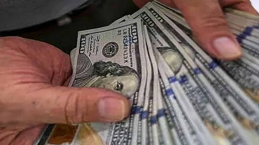 Sube precio del dólar y del euro en el mercado informal