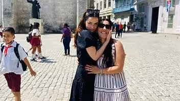 Ana de Armas se pasea por La Habana con su mejor amiga Claudia Alvariño (+Fotos)