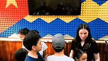 Ana de Armas comparte con los niños cubanos de “La Colmenita”