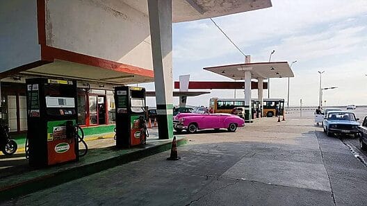 Ministro cubano asegura que “mejorará” la situación con el combustible