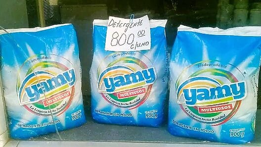 Tiendas en moneda nacional venden detergente a 800 pesos y se incendian las redes