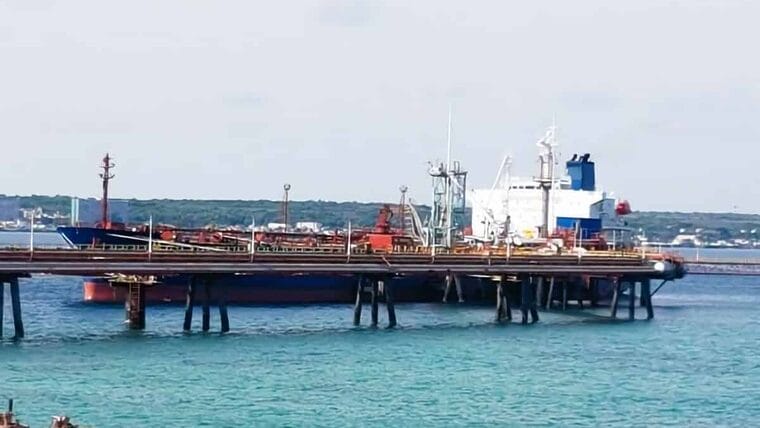 Descargan buque de diésel en Cuba: se destinará a servicios vitales