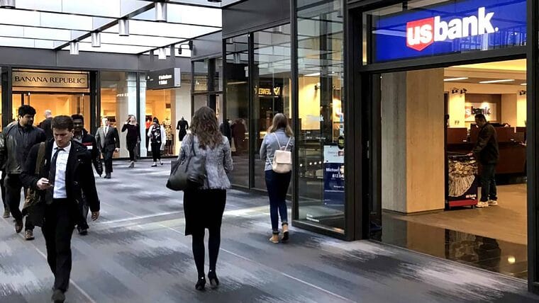 Bancos de Estados Unidos SÍ pueden cerrar tu cuenta sin dar explicaciones. Te explicamos por qué