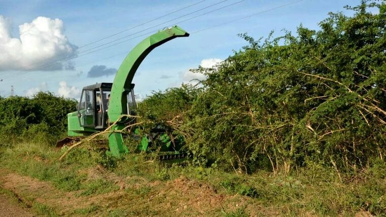 Donan a Cuba más de 14 tractores y 70 motosierras para eliminar “marabú” de tierras cultivables