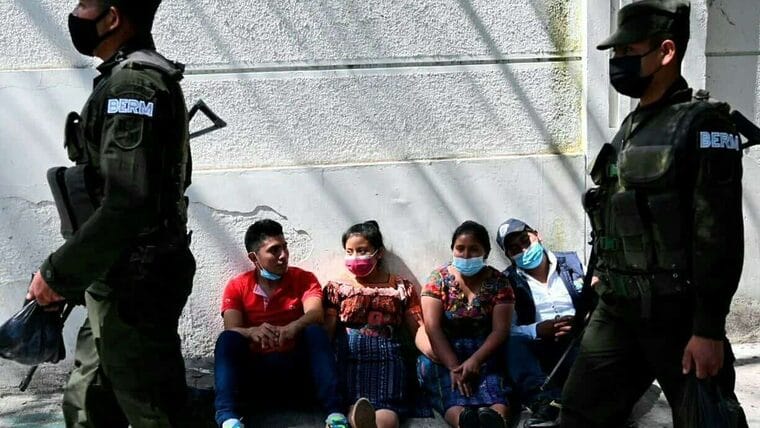 Policía detiene a migrantes irregulares cubanos en México