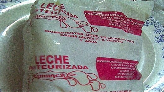 Precios en Cuba: un jubilado paga $2000 pesos por una bolsa de leche en polvo