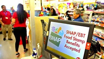 Republicanos buscan suspender ayudas del SNAP a familias latinas