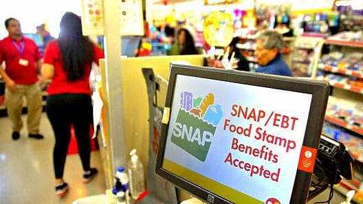 Republicanos buscan suspender ayudas del SNAP a familias latinas