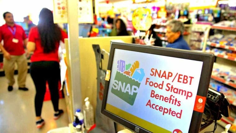Republicanos buscan suspender ayudas del SNAP a familias latinas