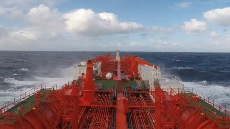 Barco de Noruega salva a balseros cubanos en el canal de Yucatán