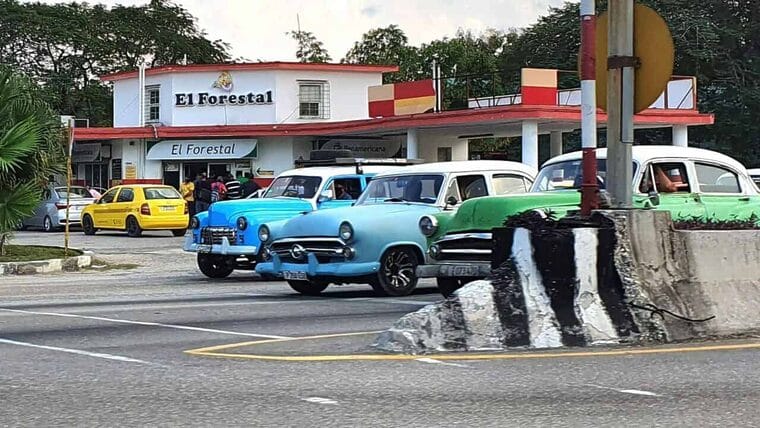 Limitan la venta de gasolina y diésel en Cuba. Esta es la lista de servicentros priorizados