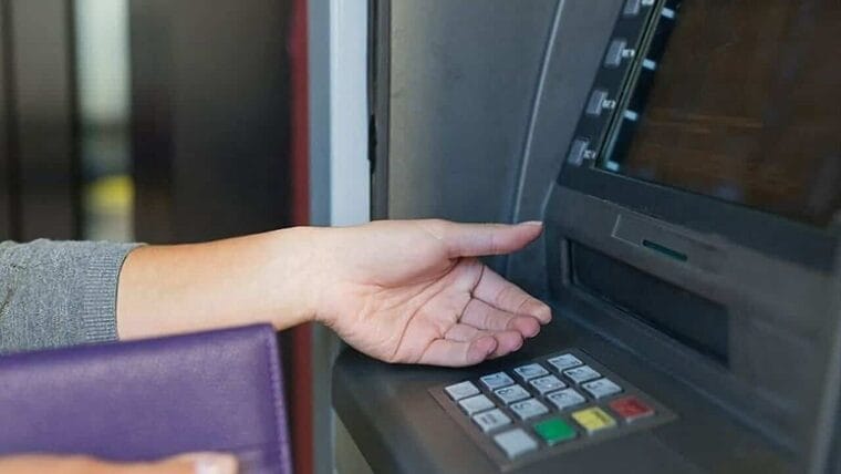 Limitarán extracción de dinero en cajeros automáticos al sector privado